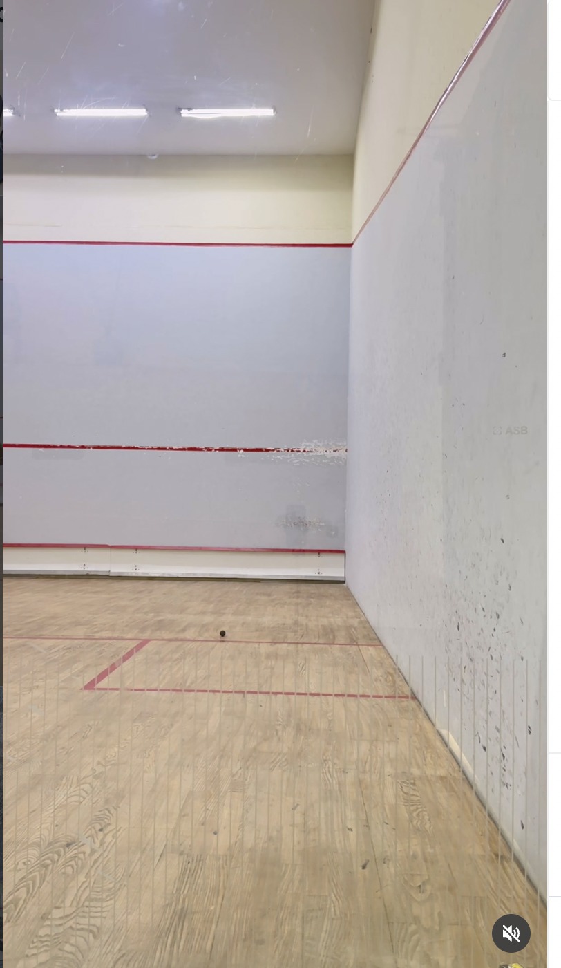 User-provided portrait session reference showing the front wall, right service box and the floor beside the right wall.